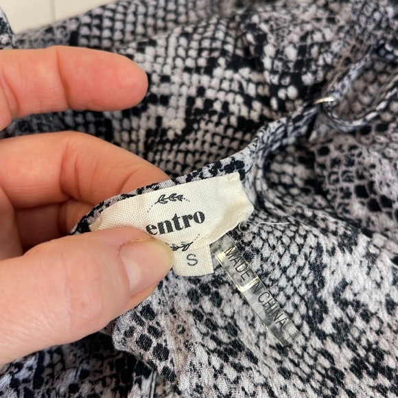 Snakeskin adjustable strap tank top by entro size small - Picture 3 of 4